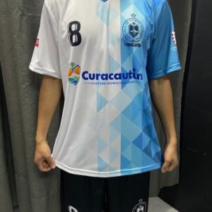 Uniforme de fútbol color blanco y celeste con motivo triángulos confeccionado para escuela de Fútbol Municipal - Curacautín