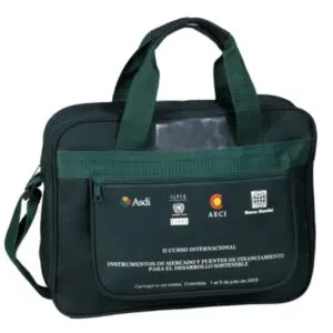 Bolso mensajero verde para curso de sostenibilidad en Cartagena, Colombia, 2003.