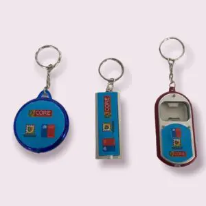Llaveros CORE coloridos: diseño divertido y funcional para todos.