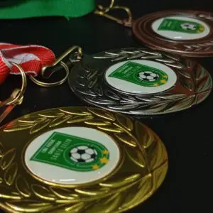 Medallas de reconocimiento en el torneo de fútbol: oro, plata y bronce.
