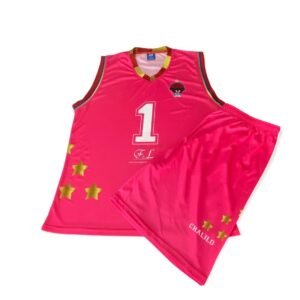 Uniforme de baloncesto rosa con estrellas doradas y nombre CHAILLO.