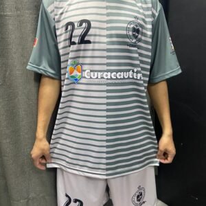 Jersey deportivo moderno en gris con el número 22, diseñado para la Municipalidad de Curacautín.