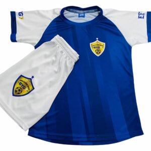 Kit juvenil de fútbol en azul y blanco, con diseño moderno y cómodo para jugar.