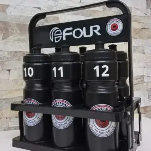 Soporte negro para cuatro botellas de agua ideal para equipos deportivos.