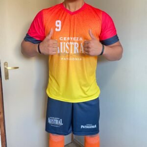 Joven futbolista luciendo uniforme de Cerveza Austral en colores vibrantes y estilo deportivo.