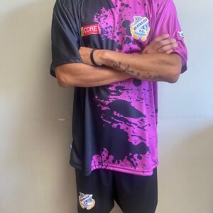 Atuendo deportivo moderno con diseño artístico en camiseta y pantalones cortos.