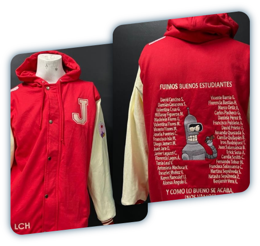 Chaqueta roja de graduación con robot, nombres y mensaje emotivo de estudiantes.