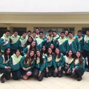 Estudiantes de 4to medio celebrando con alegría en un evento escolar en Temuco.