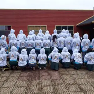 Jóvenes de Temuco en polerones de promoción, mostrando unidad y diversidad en estilo.