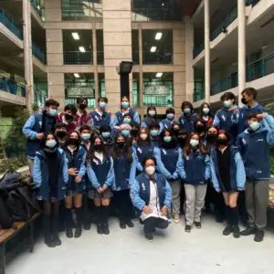 Estudiantes de 4to medio con polerones, sonrientes y listos para celebrar su promoción.