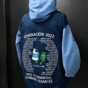 Hoodie de graduación 2022, diseño único con nombres y mensajes inspiradores para estudiantes.