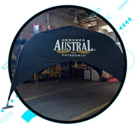 Toldo promocional de Cerveza Austral en evento, destacando su origen en Patagonia.