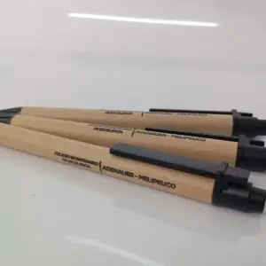 Bolígrafos ecológicos con diseño minimalista en papel Kraft, ideales para uso diario.