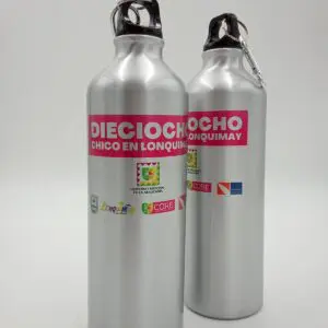 Botellas de aluminio metálico para el evento Dieciocho Chico en Lonquimay, Chile.