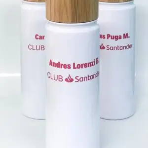 Botellas personalizadas de acero inoxidable para CLUB Santander con tapas de bambú.