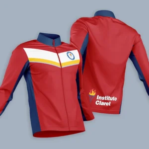 Chaqueta deportiva moderna en rojo con detalles en azul y diseño de Instituto Claret.