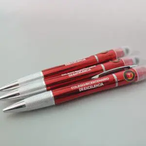 Bolígrafos rojos del Colegio Bicentenario, ideales para promover la excelencia educativa.