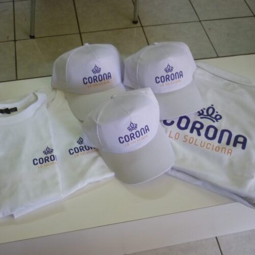 Poleras y gorros blancos estampados para Tienda Corona