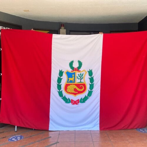 Exhibición de la bandera nacional del Perú en un evento cultural.