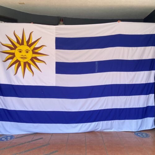 Bandera de Uruguay: símbolo de identidad cultural y celebración nacional.