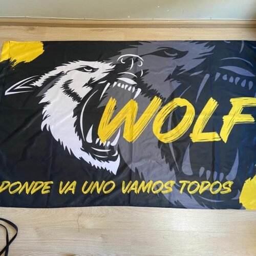 Bandera Wolf: Fuerza, unidad y comunidad con cabezas de lobo en diseño impactante.