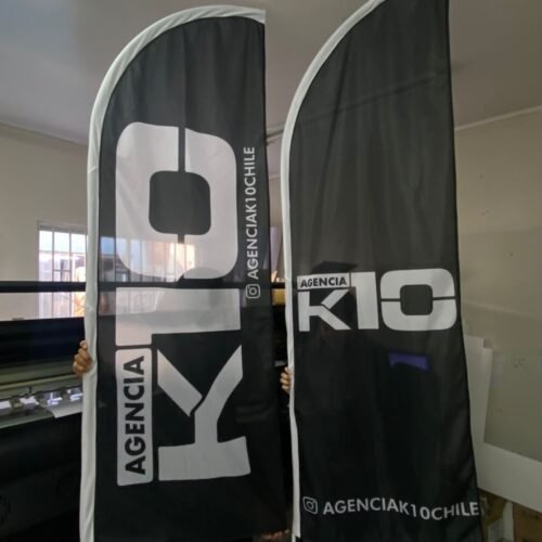 Banners de AGENCIA K10 en evento profesional, destacando su moderna identidad visual.