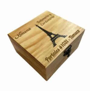 Caja de madera personalizada con nombre y Torre Eiffel, ideal para recuerdos en Temuco.