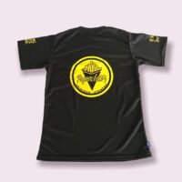 Camiseta negra Papanchitos con logo amarillo y mensaje motivacional para un look moderno.