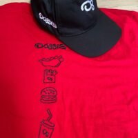 Camiseta roja y gorra negra con diseño divertido de comida para Doggis.