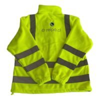 Chaqueta fleece de alta visibilidad con reflectantes, ideal para trabajos en condiciones de poca luz.