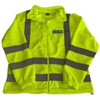 Chaqueta fleece amarilla de alta visibilidad con reflectantes para seguridad laboral.