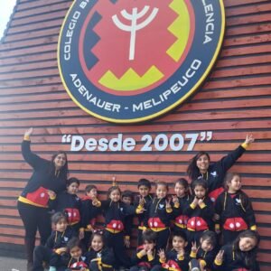 Estudiantes y maestros celebran con alegría en el Colegio Bicentenario de Melipeuco.