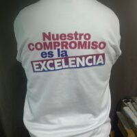 Camiseta blanca con mensaje: Nuestro COMPROMISO es la EXCELENCIA.