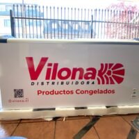 Congelador Vilona para productos congelados en tienda, con código QR y diseño atractivo.