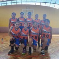 Equipo de baloncesto Abianza posando en la cancha, listos para competir y vivir la pasión.