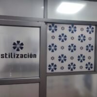 Partición de vidrio decorativa para esterilización en entorno médico, combinando estilo y funcionalidad.