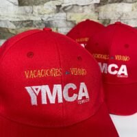 Gorros rojos YMCA Temuco para vacaciones de verano 2024, divertidos y llamativos.