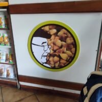 Stand de snacks saludables con perfil de hombre y variedad de productos.