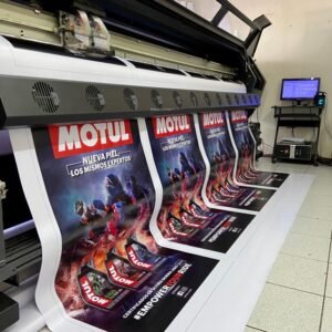 Producción dinámica de carteles promocionales de MOTUL en una moderna imprenta.