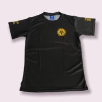 Jersey negro deportivo con emblema amarillo, diseño moderno y cómodo para actividades físicas.