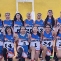 Jugadoras del equipo LABRANZA celebran el orgullo y trabajo en equipo en la cancha.