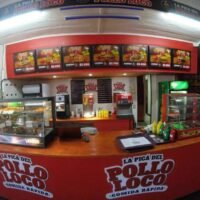 Vibrante interior de La Pica del Pollo Loco, ideal para comidas rápidas y acogedoras.