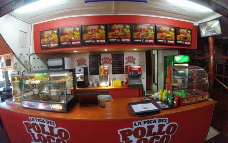 Vibrante interior de La Pica del Pollo Loco, ideal para comidas rápidas y acogedoras.