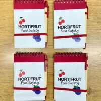 Libretas de seguridad alimentaria Hortifrut para horticultura y producción de frutas.