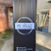 Banner elegante de Mi Sello para eventos y catering, con contacto en redes sociales.