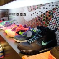 Exhibición colorida de zapatillas Nike para running y entrenamiento en tienda deportiva.