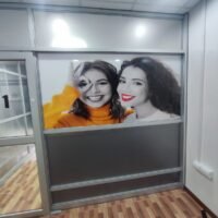 Mural alegre de mujeres sonrientes que transforma espacios con calidez y modernidad.