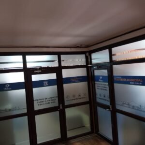 Oficina moderna de servicios municipales en Koh Kellin, con diseño accesible y luminoso.