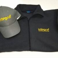 Chaleco y gorra Integraf: outfit profesional cómodo y moderno para eventos corporativos.