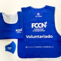 Vestuarios de voluntariado personalizados de la Fundación FCCN en azul y blanco.